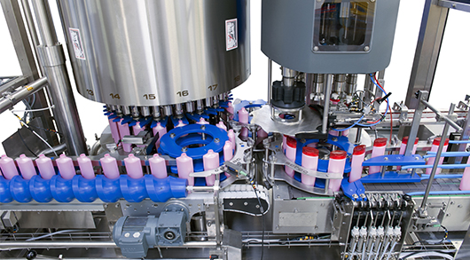 Firm handling of containers all along the filling and capping process